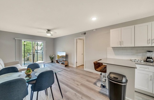 Hyde Park Apartment | Stylish 2BR Near UT Hyde Park Evonify