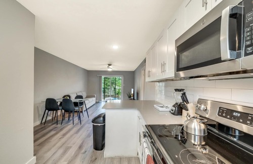Hyde Park Apartment | Stylish 2BR Near UT Hyde Park Evonify