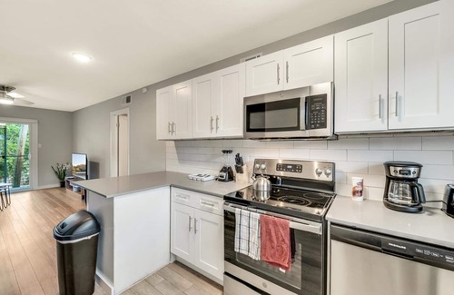 Hyde Park Apartment | Stylish 2BR Near UT Hyde Park Evonify