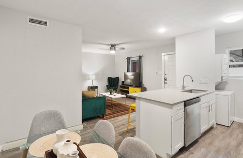 Hyde Park Apartment | Stylish 2BR Near UT Hyde Park Evonify