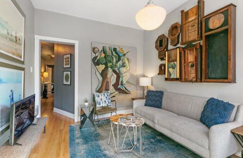 Boystown Apartment | Stylish 2BR Pad with Up-to-date Comforts - Halsted rep