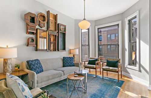 Boystown Apartment | Stylish 2BR Pad with Up-to-date Comforts - Halsted rep