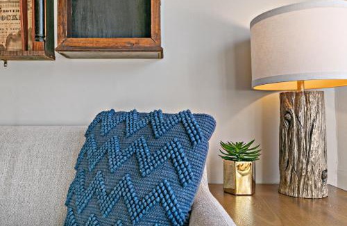 Boystown Apartment | Stylish 2BR Pad with Up-to-date Comforts - Halsted rep