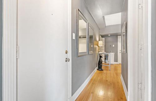 Boystown Apartment | Stylish 2BR Pad with Up-to-date Comforts - Halsted rep