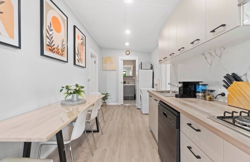 Maylands House | Stylish 2BR Retreat | Walk to Shops and 12min to CBD
