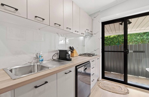 Maylands House | Stylish 2BR Retreat | Walk to Shops and 12min to CBD