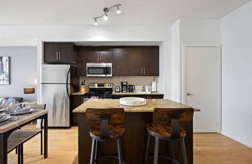 Toronto Entertainment District Condo | Stylish 2BR Suite with Lake View & Parking