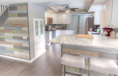 Palma Sola House | Stylish 3/2.5 Lakefront Pool Home ☀️ NW Bradenton ☀️ Quiet Cul-de-sac