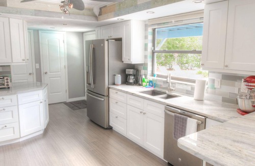 Palma Sola House | Stylish 3/2.5 Lakefront Pool Home ☀️ NW Bradenton ☀️ Quiet Cul-de-sac