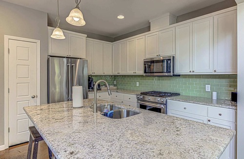 Govalle House | Stylish 3 BDR for 8! Close to Downtown!