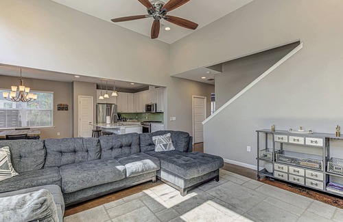 Govalle House | Stylish 3 BDR for 8! Close to Downtown!