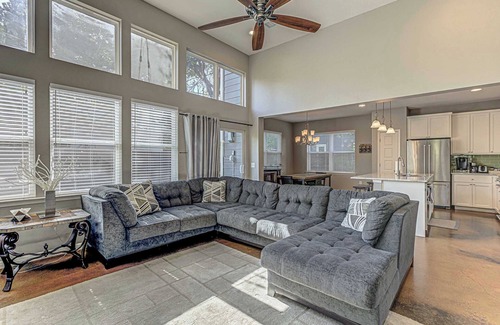 Govalle House | Stylish 3 BDR for 8! Close to Downtown!