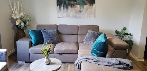 Kitchener Apartment | Stylish 3 Bdrm house- king bed, Netflix, parking