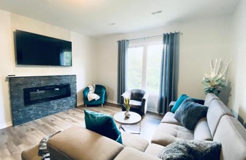 Kitchener Apartment | Stylish 3 Bdrm house- king bed, Netflix, parking