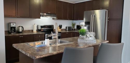 Kitchener Apartment | Stylish 3 Bdrm house- king bed, Netflix, parking