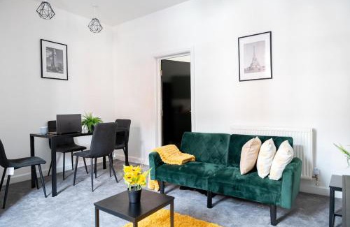 Ashton-under-Lyne Villa | Stylish 3-Bed 15min to Manchester City Centre