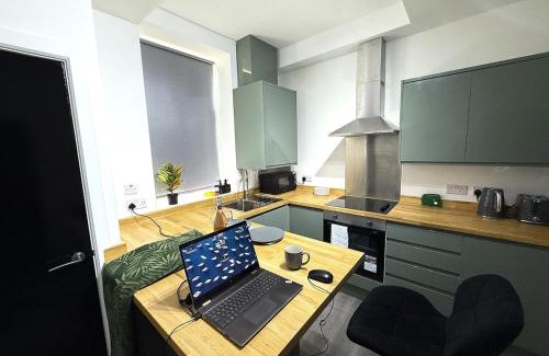 Ashton-under-Lyne Villa | Stylish 3-Bed 15min to Manchester City Centre