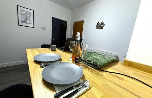 Ashton-under-Lyne Villa | Stylish 3-Bed 15min to Manchester City Centre