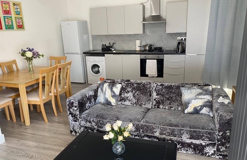 Southend-on-Sea Apartment | Stylish 3 Bed Seaside Apartment CentralnSouthend Location & Steps from the Beach