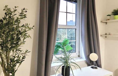 Barbican Apartment | Stylish 3-Bed Getaway in London with City Views and walking distance to tube