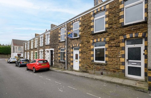 Skewen House | Stylish 3-Bed Home in Skewen