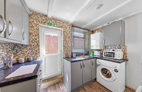 Chatham House | Stylish 3 Bed in Medway - Sleeps 7