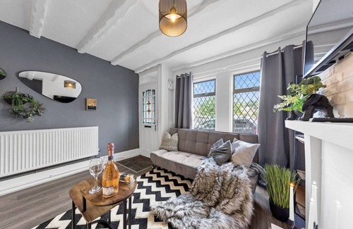 Chatham House | Stylish 3 Bed in Medway - Sleeps 7