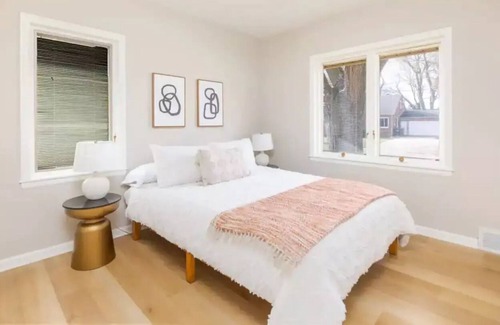 West Des Moines House | Stylish 3 Bedroom Home in West Des Moines