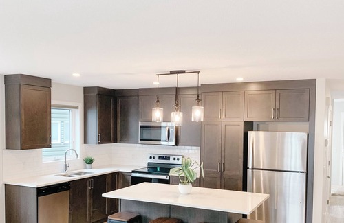 Cochrane House | Stylish 3 Bedroom Retreat in South Cochrane