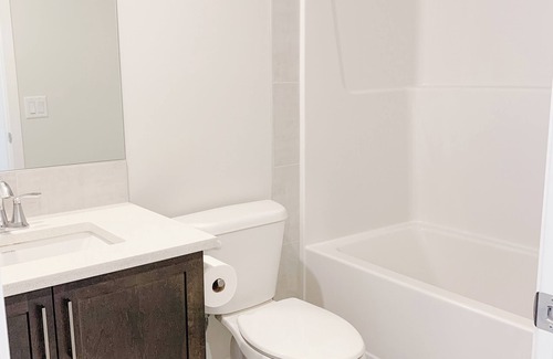 Cochrane House | Stylish 3 Bedroom Retreat in South Cochrane