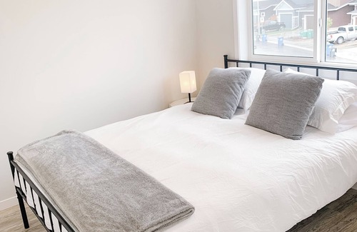 Cochrane House | Stylish 3 Bedroom Retreat in South Cochrane