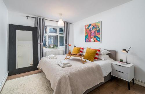 Monkhams Apartment | Stylish 3 bedrooms apartment 20 mins to Central London with Balcony - Open for Long Stays and Families Relocating