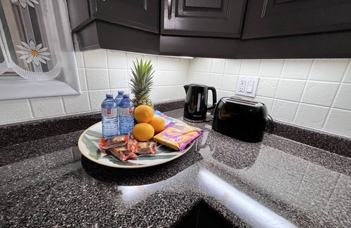 Etobicoke House | Stylish 3 Bedrooms Private Bungalow in an Upscale Neighbourhood west of Toronto