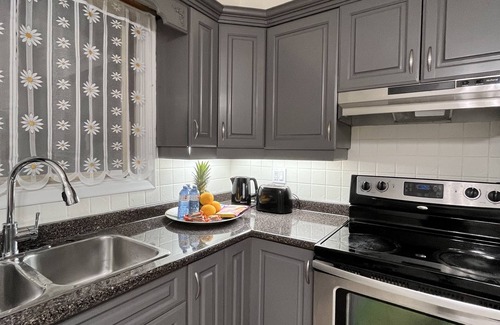 Etobicoke House | Stylish 3 Bedrooms Private Bungalow in an Upscale Neighbourhood west of Toronto