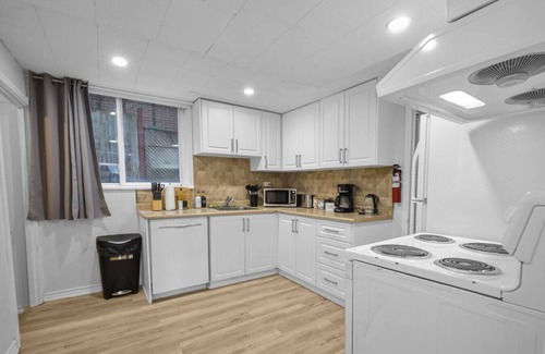 Whitby Apartment | Stylish 3 BR Apt w/Free Parking, Wifi & Patio