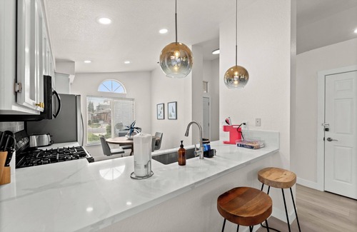 Elk Grove House | Stylish 3B2B SFH, King Bed, Fast Wi-Fi, Yard, Travel Crib, High Chair