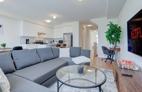 Pickering House | Stylish 3BDR in Pickering's Heart | Free Parking