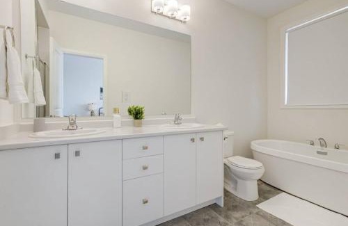 Pickering House | Stylish 3BDR in Pickering Heart Free Parking