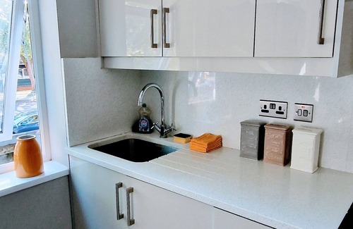 Reading Apartment | Stylish 3bed Central Reading - 6 min walk to Train Station & High Street