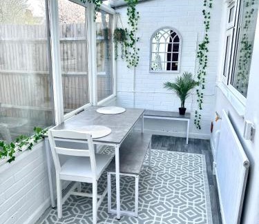 Watford House | Stylish 3Bed House with Garden, Parking, near Stations, London & Harry Potter studios, great for families and contractors