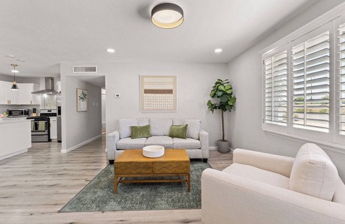 Biggs Field House | Stylish 3BR 2 Living Areas 10 Min to Airport