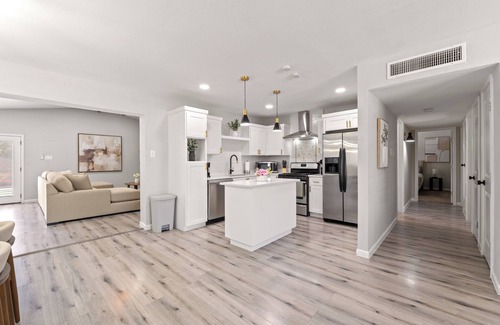 Biggs Field House | Stylish 3BR 2 Living Areas 10 Min to Airport