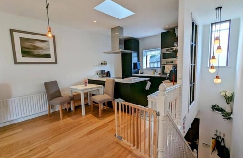 Sandycove House | Stylish 3BR Dun Laoghaire Home Nr. Beach & Train