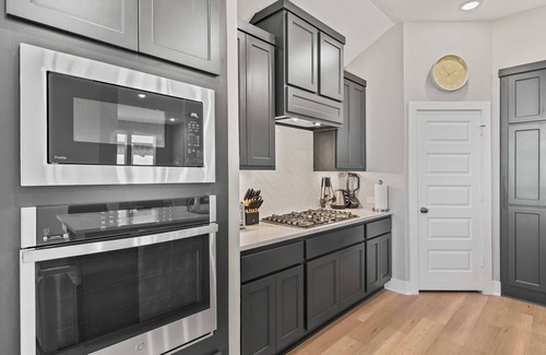 Clodine House | Stylish 3BR Home w/Gourmet Kitchen, Fulshear Serenity, 30-Night Min #42288