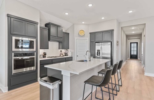 Clodine House | Stylish 3BR Home w/Gourmet Kitchen, Fulshear Serenity, 30-Night Min #42288