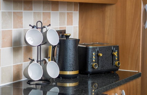 Stockton-on-Tees House | Stylish 4 Bed Apartment- Private Garden & Sleeps 8
