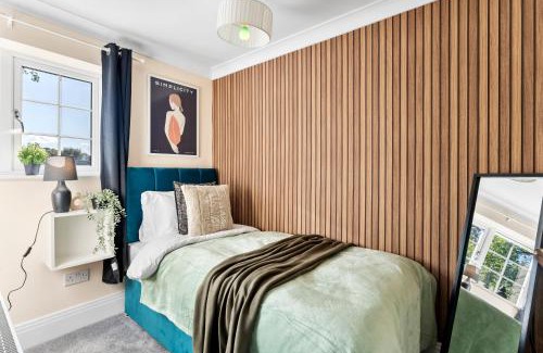 Bracknell House | Stylish 4 bed in Bracknell with Games Room