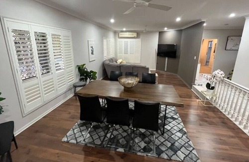 Annandale House | Stylish 4 bedroom 2 bathroom home