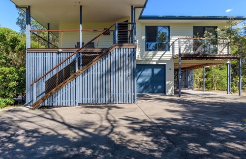 Rainbow Beach House | Stylish 4 bedroom home only a stroll to the ocean