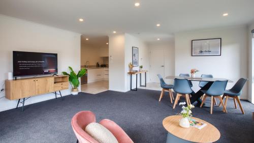 Pukehangi House | Stylish 4 Bedroom house Brand New in Rotorua